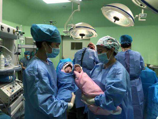 香港验血查男女的报告怎么看,哥哥2830克，妹妹2190克，包头首例双胎试管婴儿诞