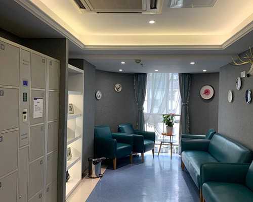 2026
北京三代试管借卵代怀生男孩单周费用明细一览：第三方助孕价格明细一览